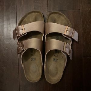 Like new - Birkenstock Arizona Women’s Sandals - Size 38 (7-8)